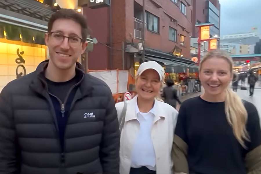 南アフリカ出身の（左から）ガブリエルさん、シャーメインさんとビアンカさん母娘（スクリーンショット）