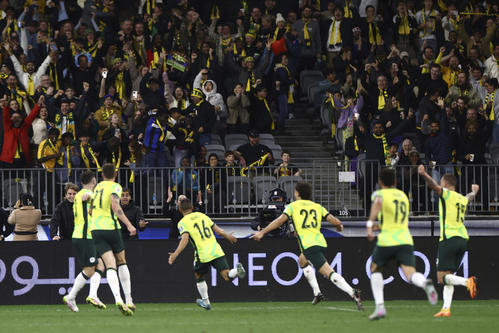 オーストラリア対日本　先制ゴールを決め喜ぶオーストラリアイレブン（AP)