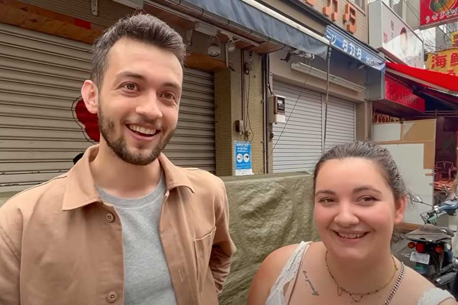 カナダ在住のフランス人、コランタンさん（左）とルラさん（画像はスクリーンショット）