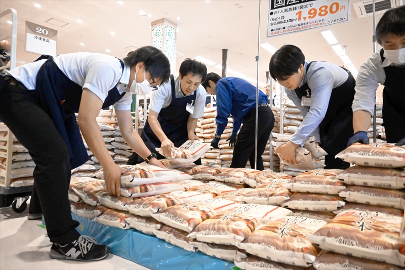 店内の特設スペースに並べられた備蓄米＝５日午前９時４０分ごろ、いわき市のマルト君ケ塚店