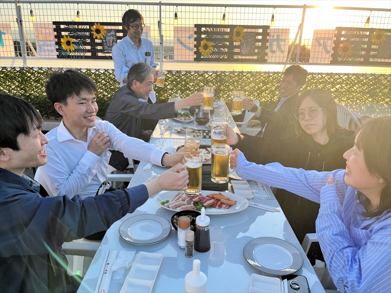 ビアガーデンを楽しむ来場者