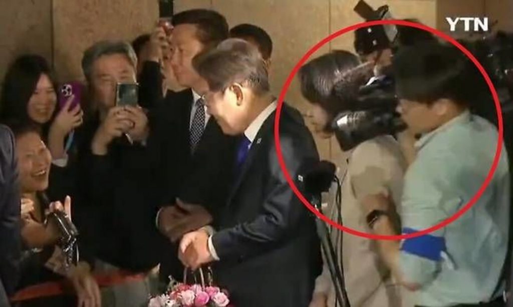 韓国記者、新ファーストレディを“押してしまう”ハプニング…放送局が謝罪（KOREA WAVE） - Yahoo!ニュース - Yahoo!ニュース