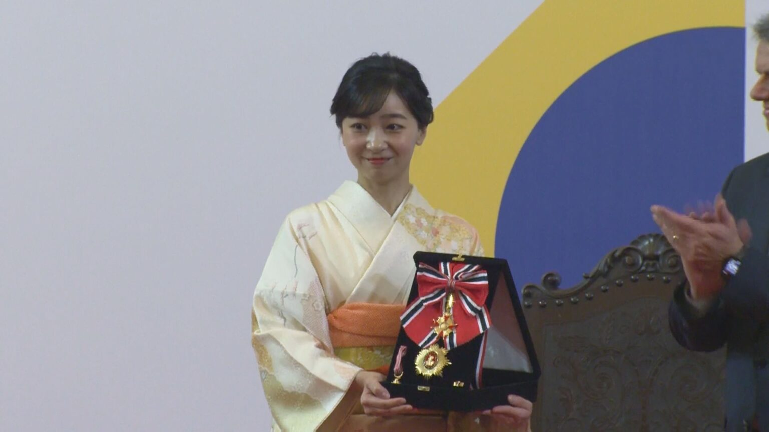 佳子さま淡い黄色の着物姿 「私の両親と姉もサンパウロを…」ブラジル公式訪問で州の歓迎式典で“おことば” 「イピランガ勲章」を受章（TBS NEWS DIG Powered by JNN）