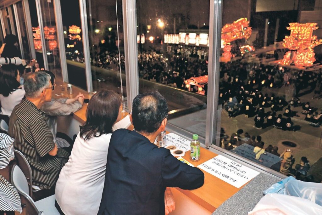 眼前で攻防「感動」 富山県小矢部市の津沢夜高祭、有料席に県内外４１人（北日本新聞） - Yahoo!ニュース - Yahoo!ニュース