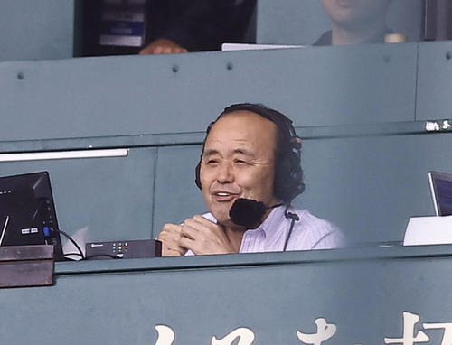阪神対オリックス　解説を務める岡田阪神前監督（撮影・藤尾明華）