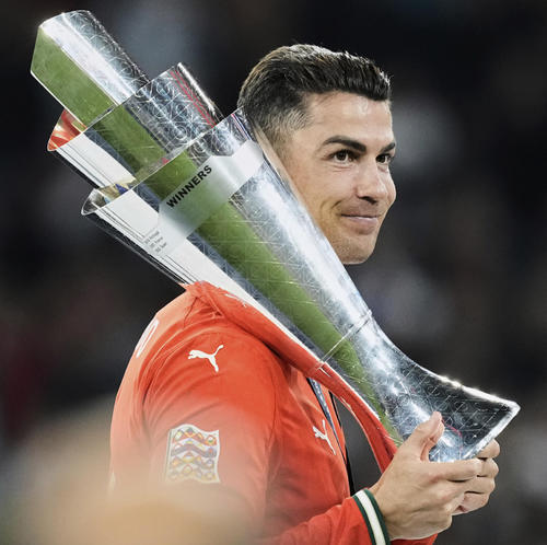 優勝トロフィーを肩に抱えるポルトガルFWロナウド（AP）