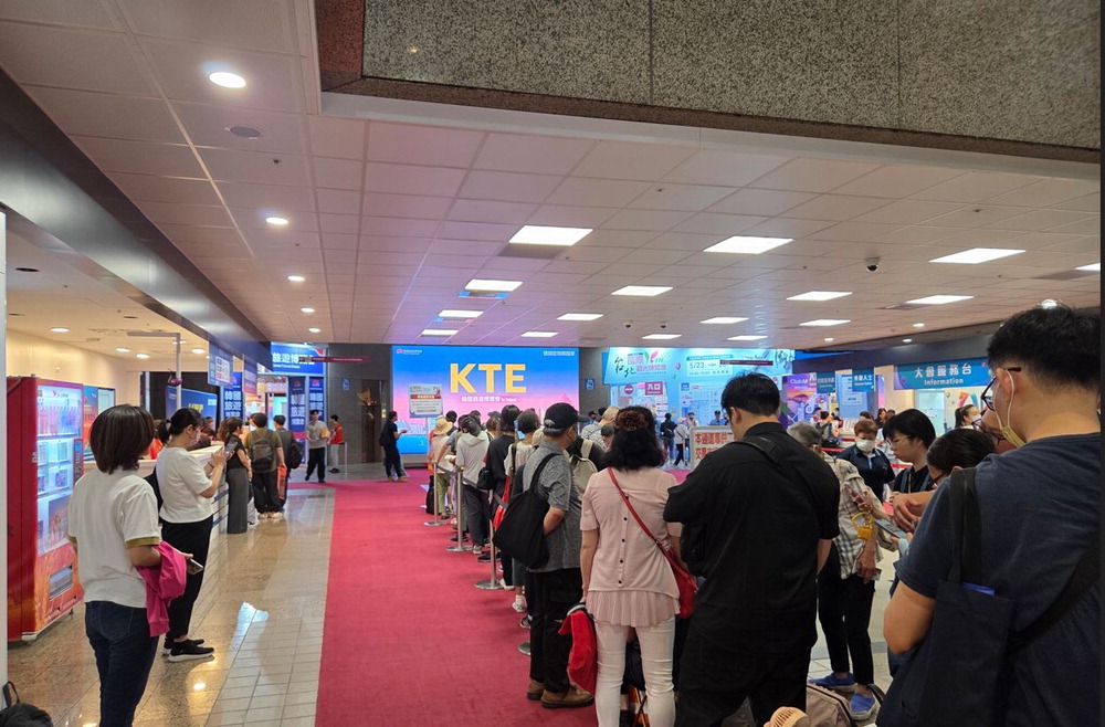 第1回韓国旅行エキスポを見るために長い列を作った台湾人旅行族たち。