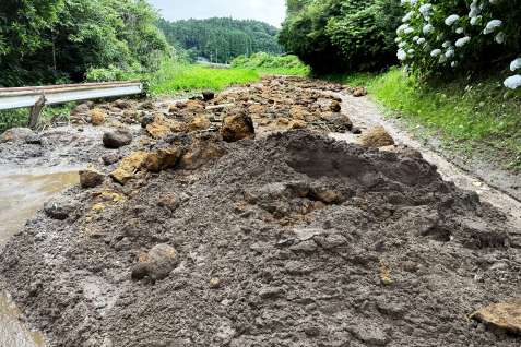 鹿児島県内で浸水、土砂崩れ相次ぐ 11日も大雨恐れ 指宿は降り始めから447ミリ - 南日本新聞