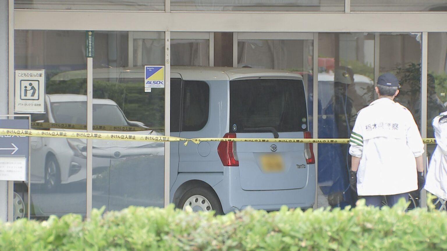 「アクセルとブレーキを踏み間違えた」79歳女性が運転する車が病院に突っ込む　栃木・小山市（TBS NEWS DIG Powered by JNN）