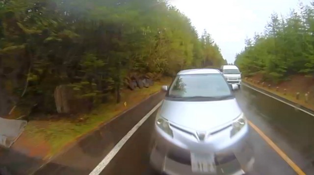 【衝突の瞬間映像】富士スバルラインで観光バスとワゴン車が正面衝突 外国人6人けが 山梨（YBS山梨放送） - Yahoo!ニュース