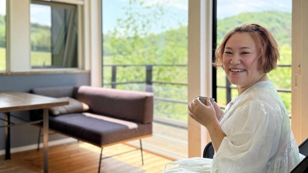 【バービー】「北海道に弾丸帰省」緑に囲まれた宿で「いつもより熟睡」＆「ギラギラポーズ」でご満悦（TBS NEWS DIG Powered by JNN）