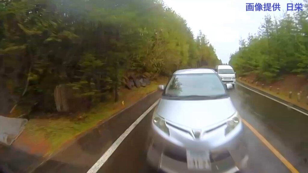 【衝突の瞬間 連続画像】観光バスと正面衝突 なくとも5人重傷か 乗用車の外国人6人が病院搬送 山梨・富士スバルライン（UTYテレビ山梨） - Yahoo!ニュース - Yahoo!ニュース