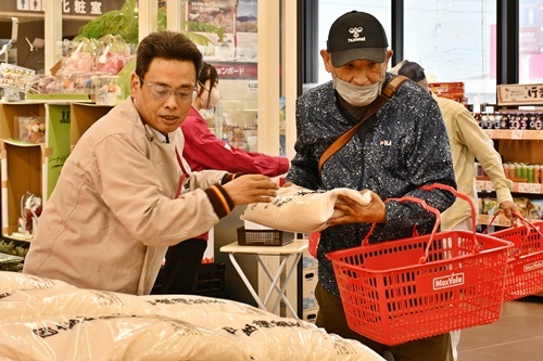 備蓄米の販売、島根・鳥取でも開始 開店前から３００人行列、３時間後に５００袋完売で盛況（山陰中央新報） - Yahoo!ニュース - Yahoo!ニュース