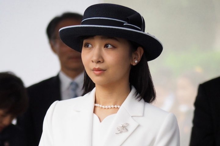 佳子さま、ブラジル訪問のファッションが話題 “紺に白いラインが入った帽子”は眞子さん着用のものと“ほぼ同じ”デザイン、アクセサリーもお揃いか（女性セブンプラス） - Yahoo!ニュース - Yahoo!ニュース
