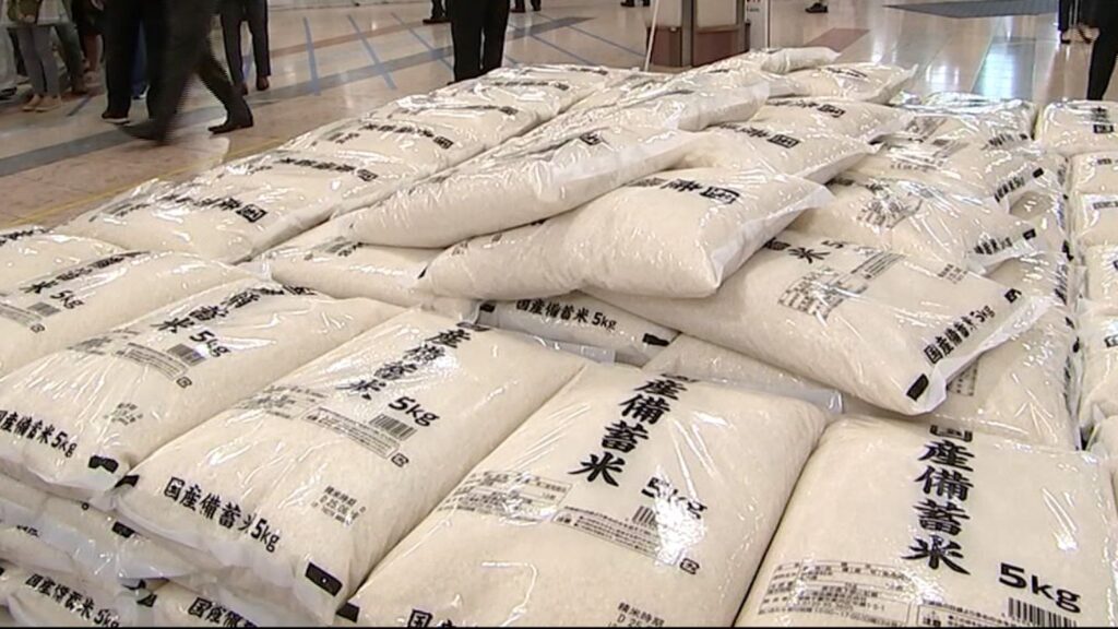 香川県内でも随意契約で放出の備蓄米の販売が始まる「うれしい安く買えたので」店には朝から200人を超える行列も（RSK山陽放送） - Yahoo!ニュース - Yahoo!ニュース