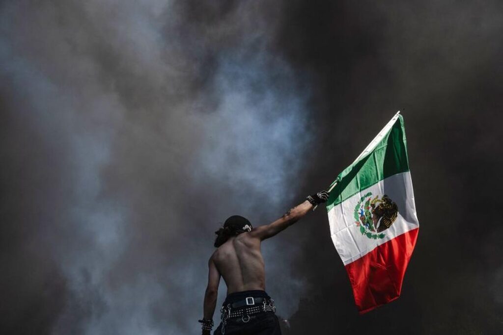 ロス抗議デモを象徴するメキシコ国旗 掲げているのはだれか（CNN.co.jp） - Yahoo!ニュース