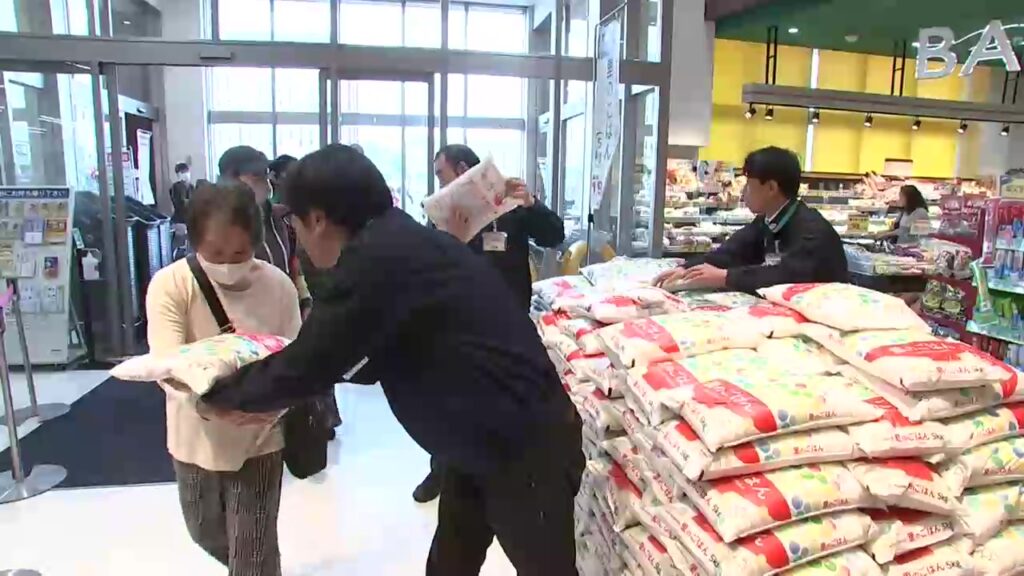 20分足らずで完売…岩手県内初備蓄米販売 矢巾町のスーパーで開店前から240人超が列（岩手めんこいテレビ） - Yahoo!ニュース - Yahoo!ニュース