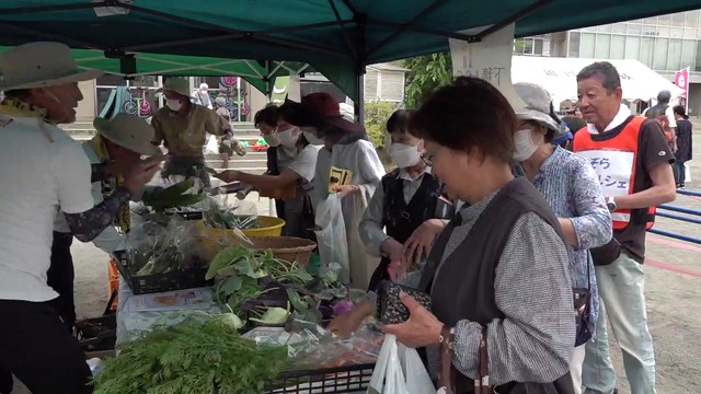 「ユニクロ」出張販売も 会場は小学校 地域住民が“あおぞらマルシェ”　山梨・甲府市（YBS山梨放送） - Yahoo!ニュース