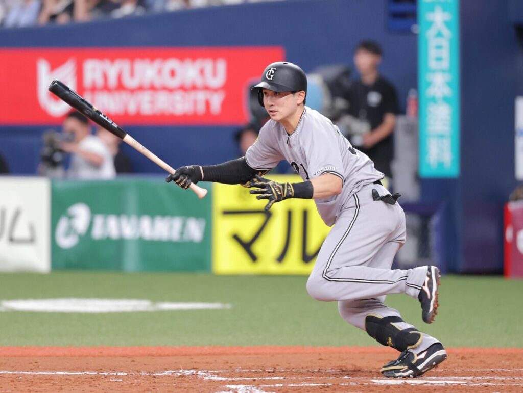 ８回２死二塁、左前適時打を放つ泉口友汰（カメラ・今成　良輔）