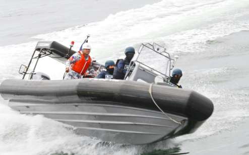 海保の高速ターンにフィリピン沿岸警備隊驚く――停船に応じない不審船を制圧 鹿児島湾での日米比合同訓練前に体験乗艇 - 南日本新聞