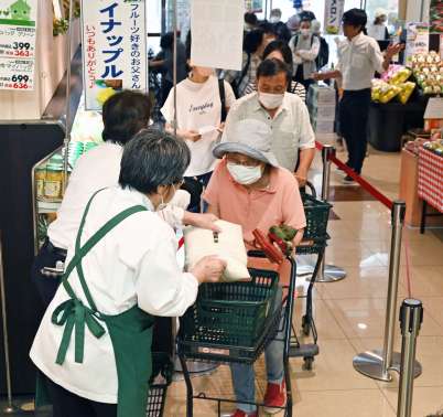 随契備蓄米、「地方の地方」にも届き始めた 鹿児島県内各地で流通本格化、買い物客ら「ようやく手に」「味確かめたい」 - 南日本新聞