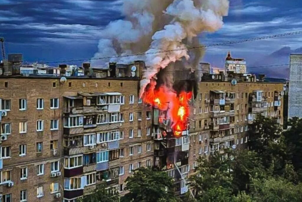 ハルキウに過去最大の攻撃、市内が「巨大爆炎」に包まれた瞬間映像…ロシアの報復で40回以上の爆発（ニューズウィーク日本版） - Yahoo!ニュース - Yahoo!ニュース