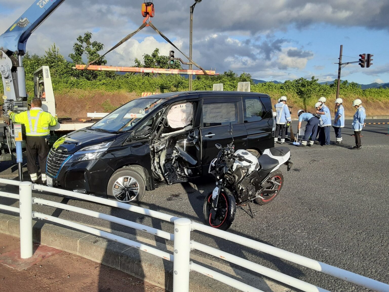 車のドアが大きくへこみ…丁字路交差点でバイクと衝突 バイクの20代男性が意識不明（山形）（テレビユー山形） - Yahoo!ニュース - Yahoo!ニュース