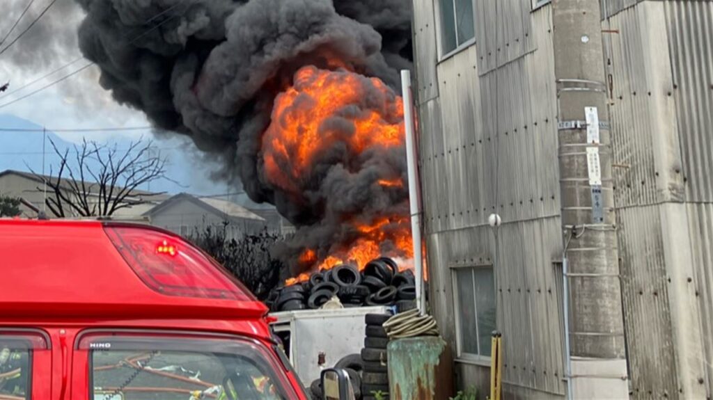 資材置き場の火災が鎮火 通報からおよそ20時間近く燃える 山梨（UTYテレビ山梨） - Yahoo!ニュース - Yahoo!ニュース