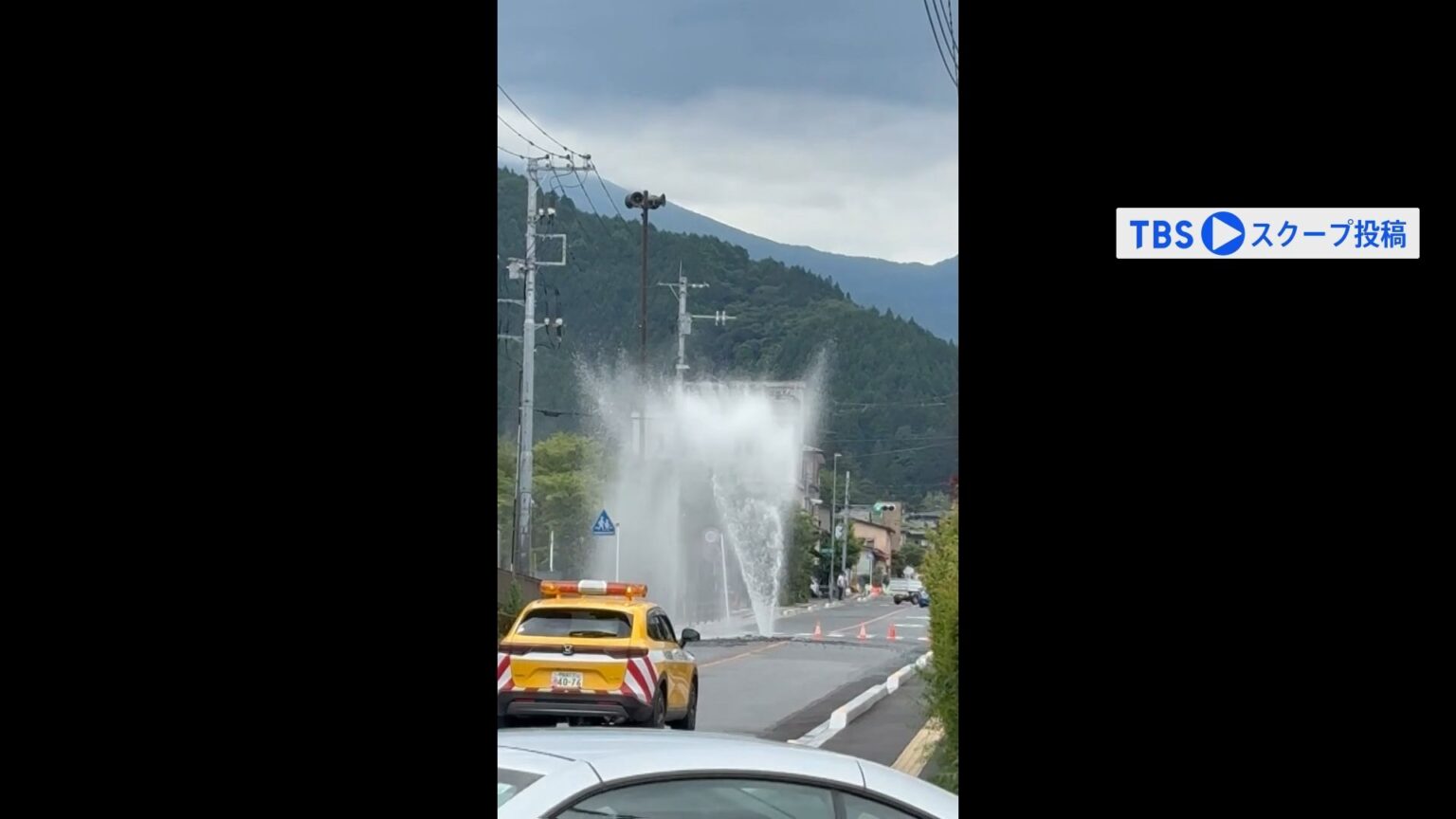 日光市相生町の県道から水が噴き出す　高さは約3～4メートルに　栃木県警日光署（TBS NEWS DIG Powered by JNN）
