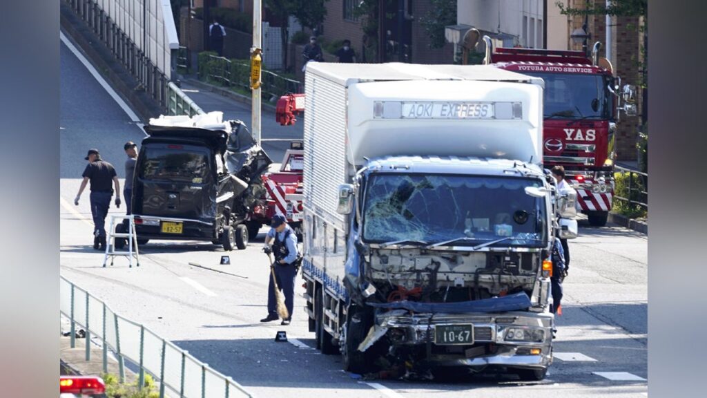 東京・練馬の環状７号で軽乗用車とトラック２台が絡む事故…４人搬送、うち軽の男女２人が死亡 - 読売新聞オンライン