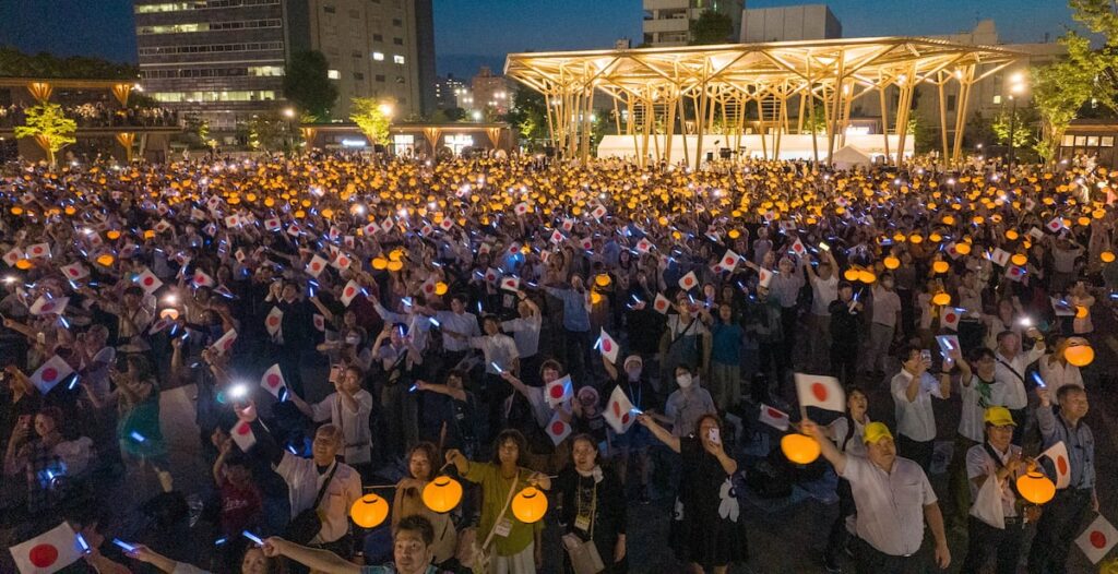 天皇、皇后両陛下を白ちょうちんで歓迎 訪問先の広島県で5千人が「提灯奉迎」 （産経新聞） - Yahoo!ニュース - Yahoo!ニュース