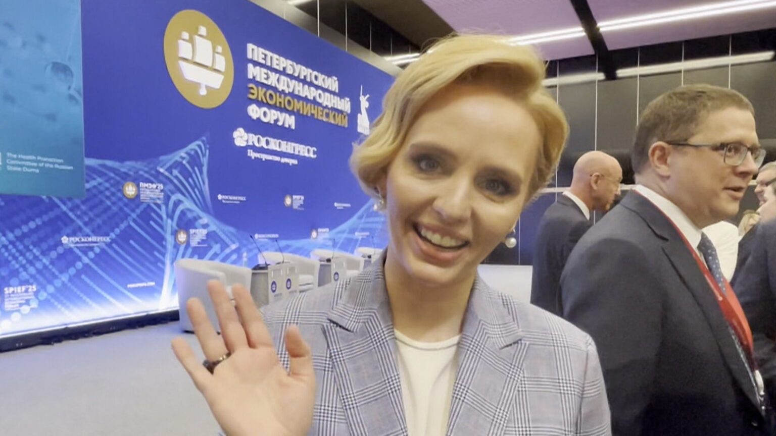 【独自】「ロシアにようこそ」プーチン大統領の長女が流ちょうな日本語披露 国際経済フォーラムに娘2人登場の狙いとは?（FNNプライムオンライン（フジテレビ系）） - Yahoo!ニュース - Yahoo!ニュース
