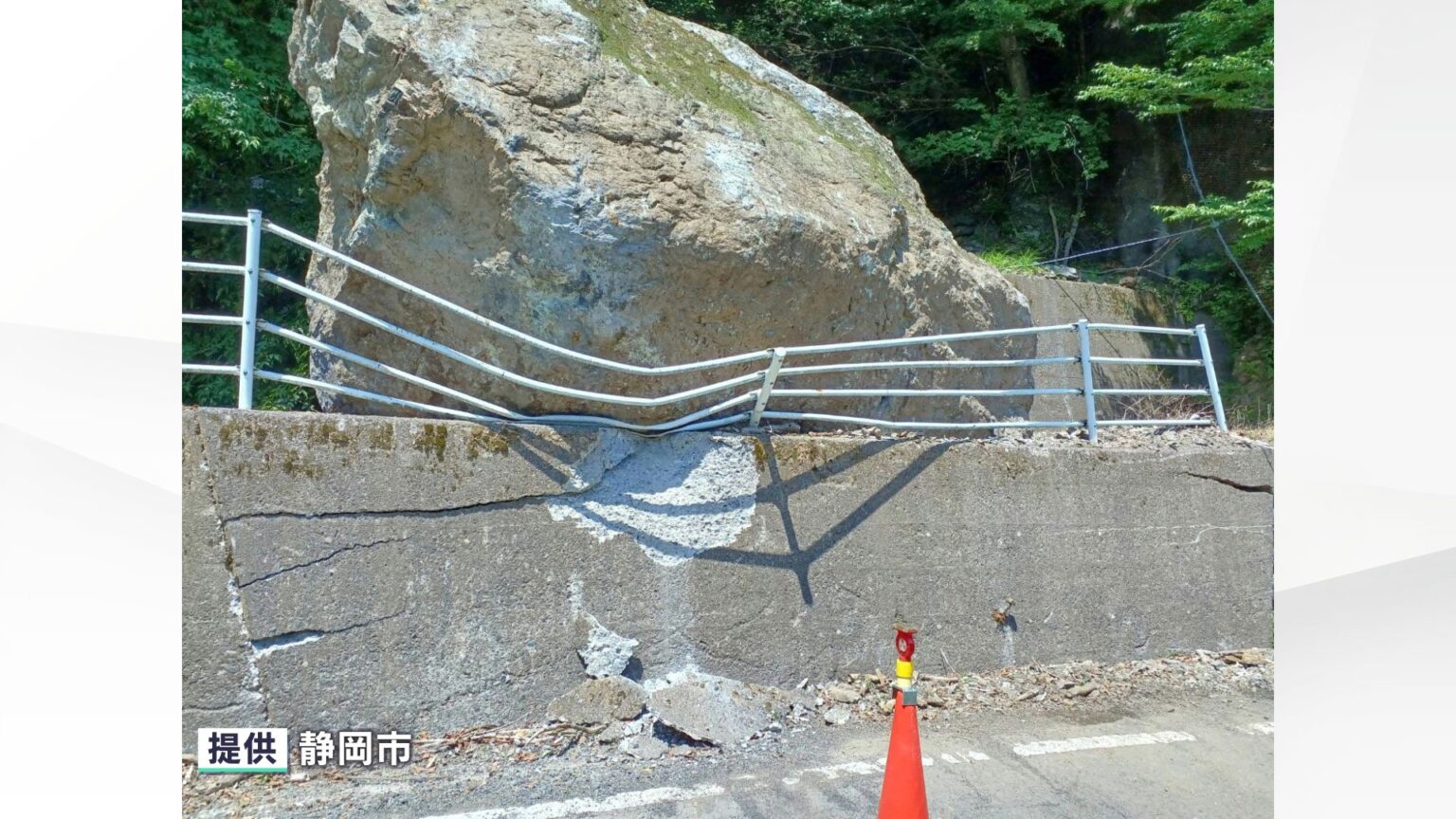 オクシズの道路に幅6mの巨大な落石 防護柵で止まるも片側交互通行に…石を破砕する撤去作業で夜間は通行止めに=静岡市葵区（静岡放送（SBS）） - Yahoo!ニュース