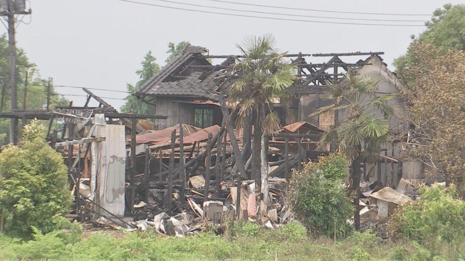「離れが燃えている、母屋に燃え移りそうだ」家族4人暮らしの住宅など4棟焼ける火事　10代次女と連絡取れず　埼玉・加須市（TBS NEWS DIG Powered by JNN）