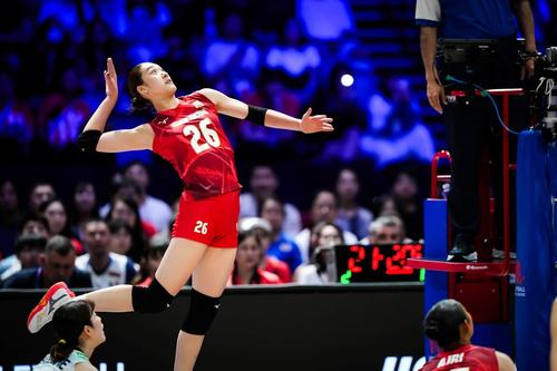 【バレー】日本女子、パリ五輪金のイタリアに2-3で惜敗 4度のマッチポイントはね返される – バレーボール : 日刊スポーツ スパイクを打つ女子日本代表の佐藤(C)FIVB