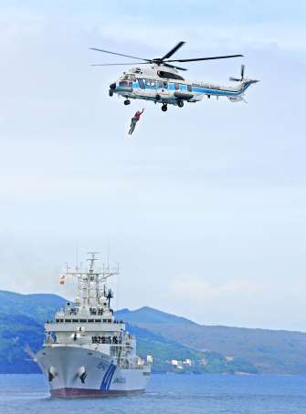 「九州南方の公海で船舶衝突」を想定、国内で初めて日米フィリピンの海保機関が合同訓練 300人規模、鹿児島湾で海難救助の連携確認 - 南日本新聞