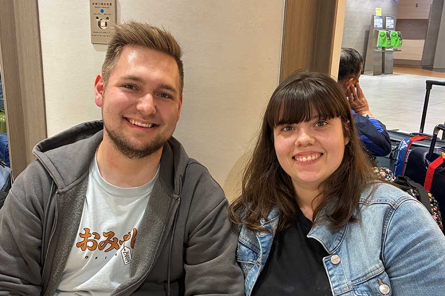 ドイツからやってきた（左から）アントンさんとアトニヤさん【写真：Hint-Pot編集部】