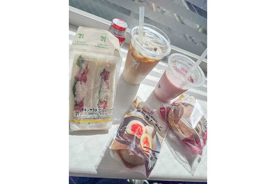 ふたりが日本のコンビニで実際に購入したもの【写真提供：アトニヤ】