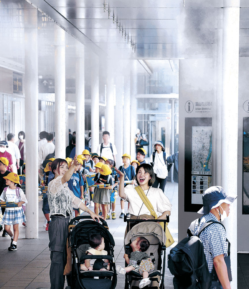 富山駅前、ミストシャワーで「涼」 ２１日、今年初の猛暑日予想 富山、氷見、朝日５日連続真夏日（北國新聞社） - Yahoo!ニュース - Yahoo!ニュース