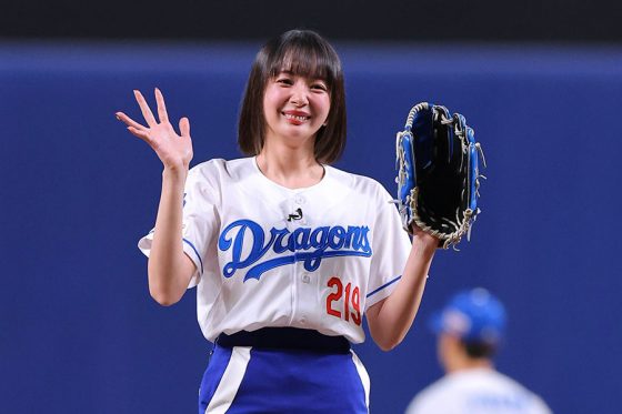 スカートお構いなし…"役満ボディー"美女が豪快足上げ　場内どよめき「さすがにすごい」 | Full-Count