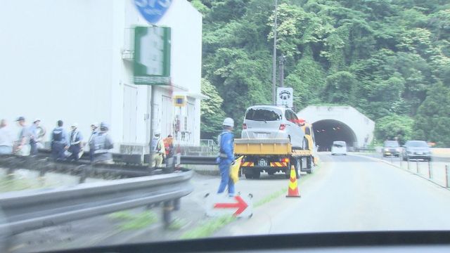 【続報】鳥取道 トンネル内で普通乗用車が縁石にぶつかる単独事故 けが人なし 通行止め解除 鳥取県智頭町（日本海テレビ） - Yahoo!ニュース - Yahoo!ニュース