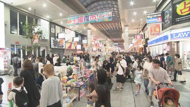 留学生も「すごく楽しい」松山の夏の風物詩「土曜夜市」初日大にぎわい“ひんやりキュウリ”に行列【愛媛】（テレビ愛媛） - Yahoo!ニュース - Yahoo!ニュース
