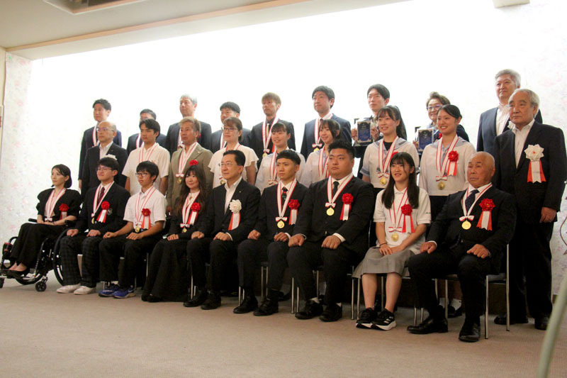2団体27人たたえ 県スポーツ協栄光賞【岩手】（岩手日日新聞社） - Yahoo!ニュース