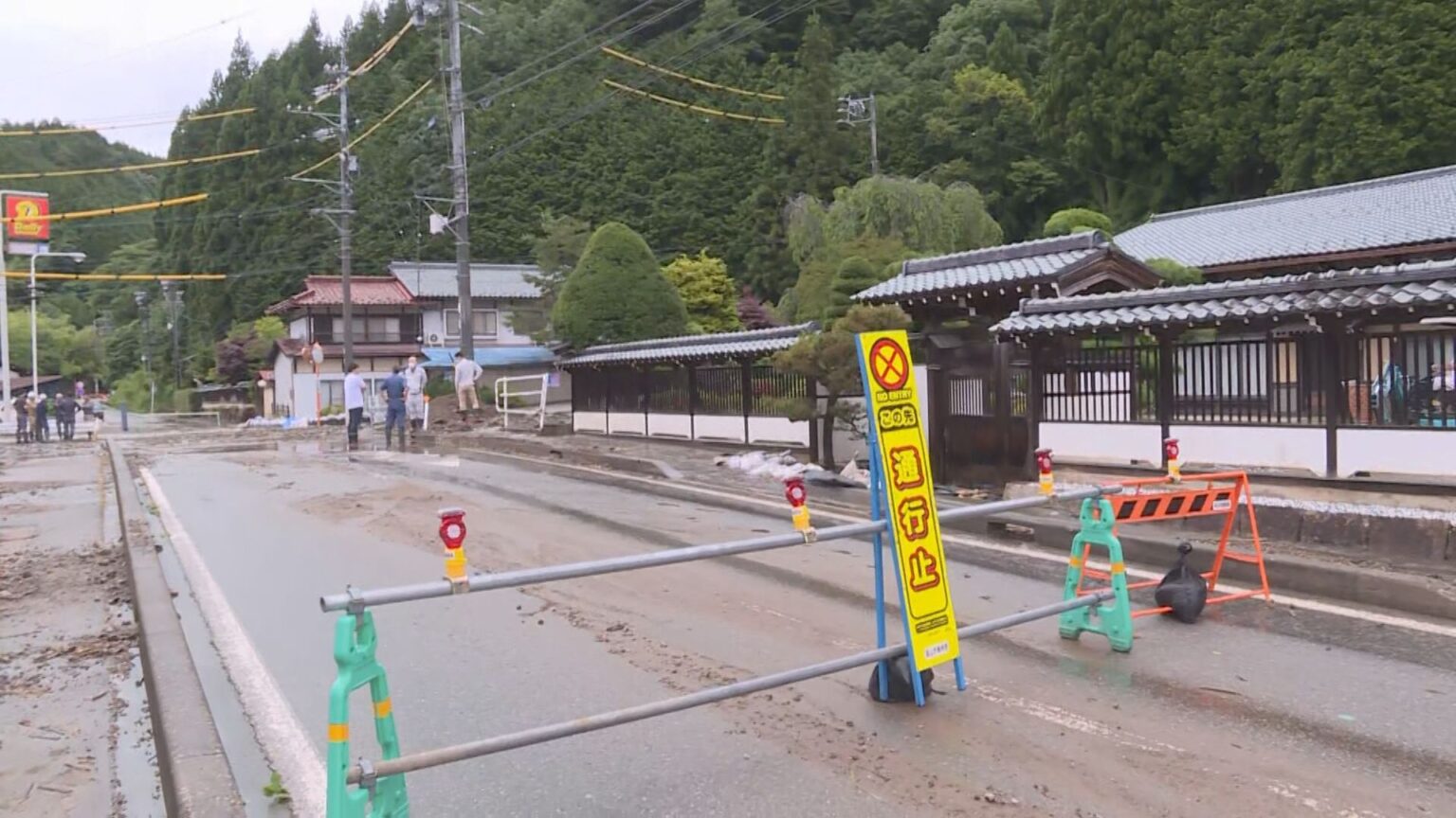 土砂が家の庭まで流れ込む…24日未明にかけて激しく雨が降った岐阜県内 一夜明け住民が片付け作業に追われる（東海テレビ） - Yahoo!ニュース