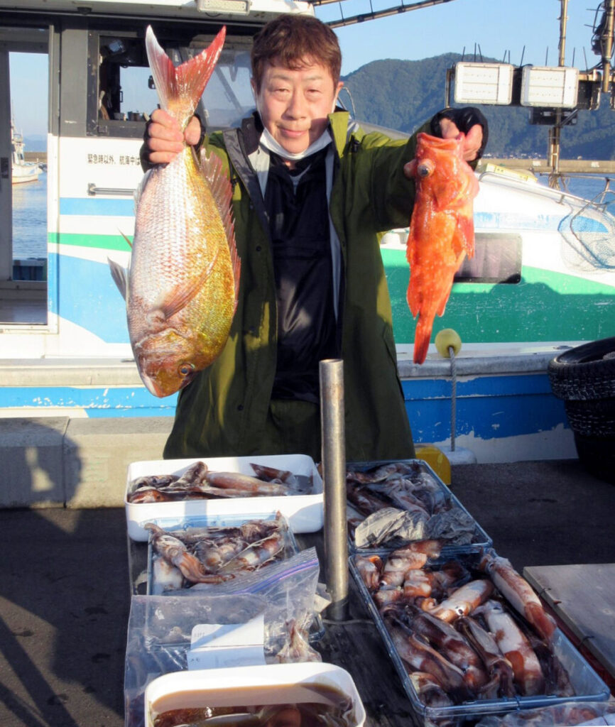 スルメイカ匹を釣った竿頭の飯田さん。マダイ他もゲット