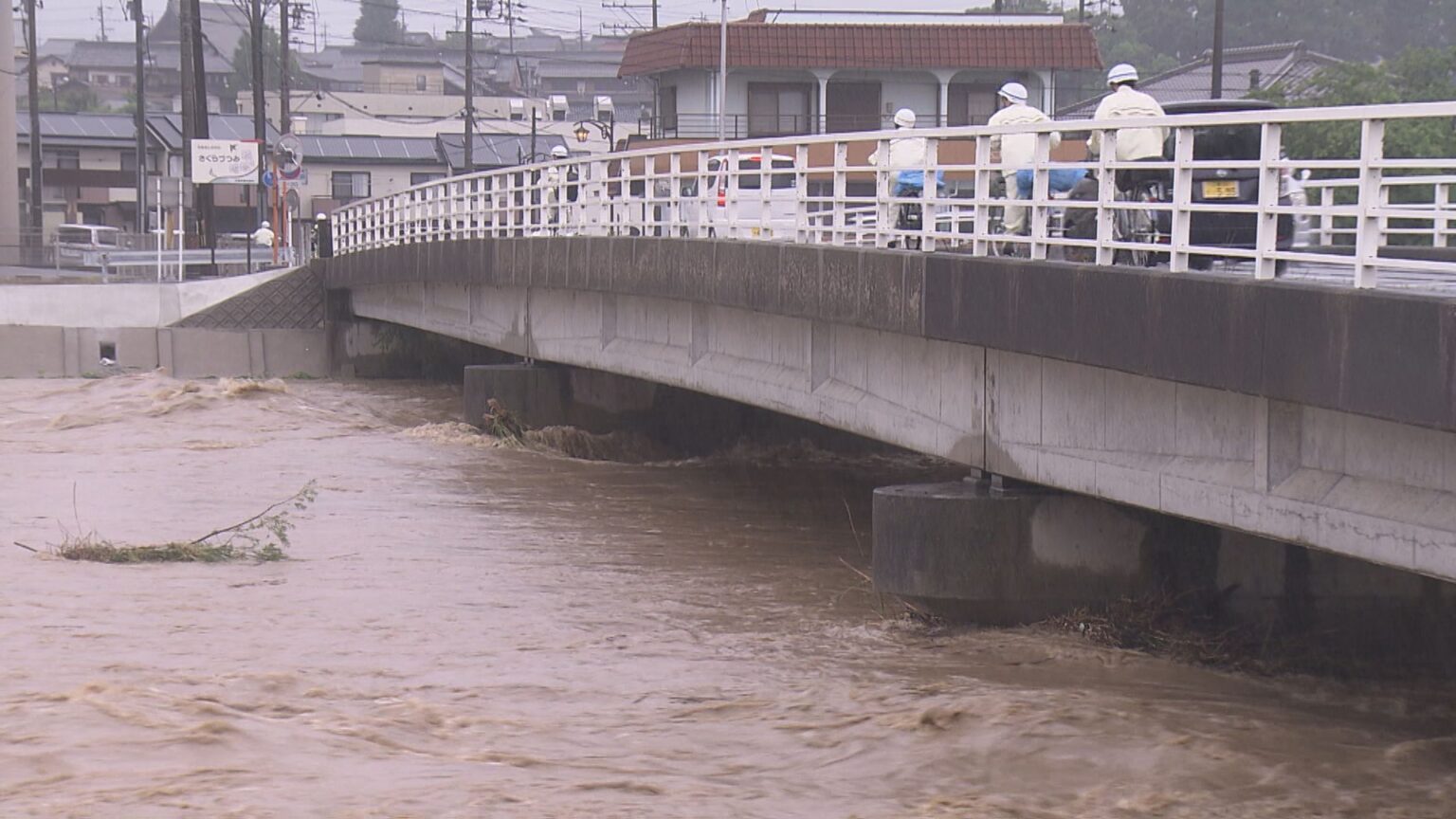 住宅1棟で床下浸水…前線の影響で25日朝にかけて三重と岐阜の一部で大雨 多い所で24時間に120ミリの予想（東海テレビ） - Yahoo!ニュース