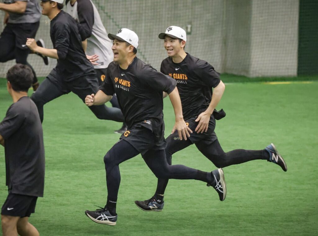 ダッシュする田中将大と戸郷翔征（カメラ・小林　泰斗）