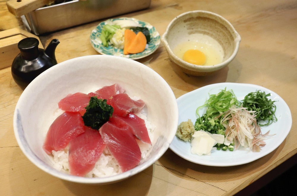カツオとたっぷりの薬味のうま味が溶き卵で一つに。「漁師めし」の進化形だ