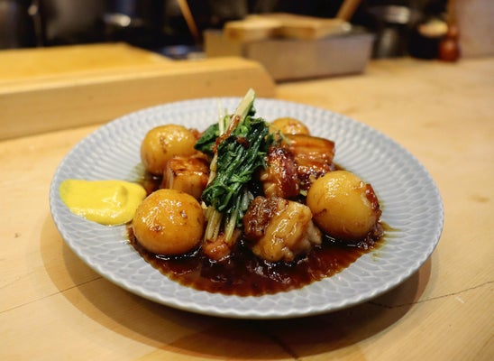 照りが美しい「豚の角煮」も名物だ