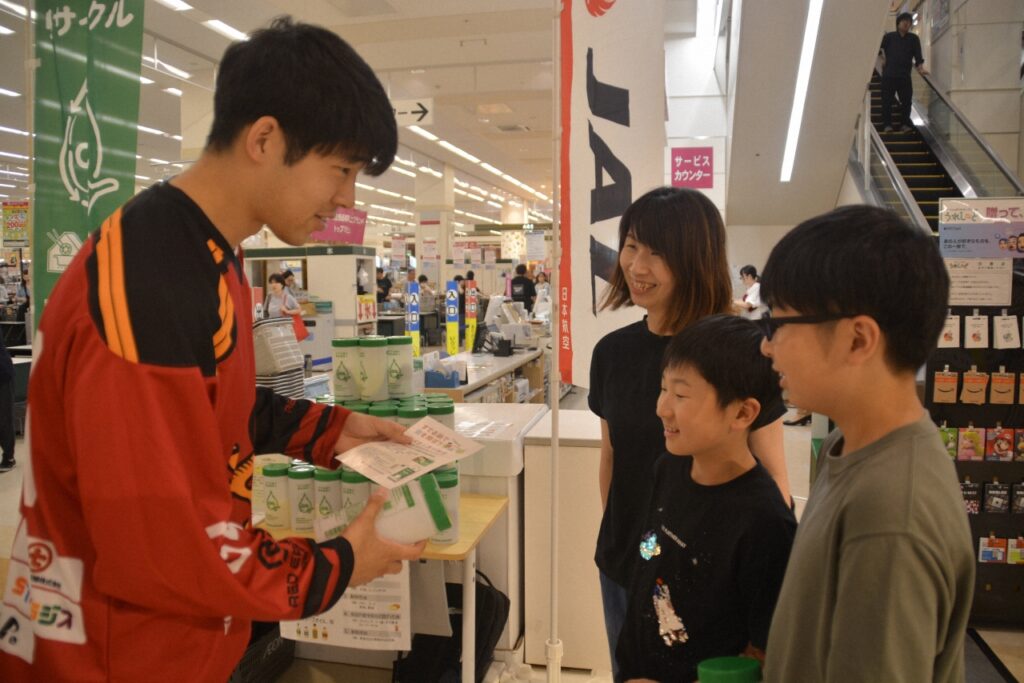 「すてる油で空を飛ぼう」 ＪＡＬとイオン北海道 苫小牧店でも廃食油回収 | 全国郷土紙連合